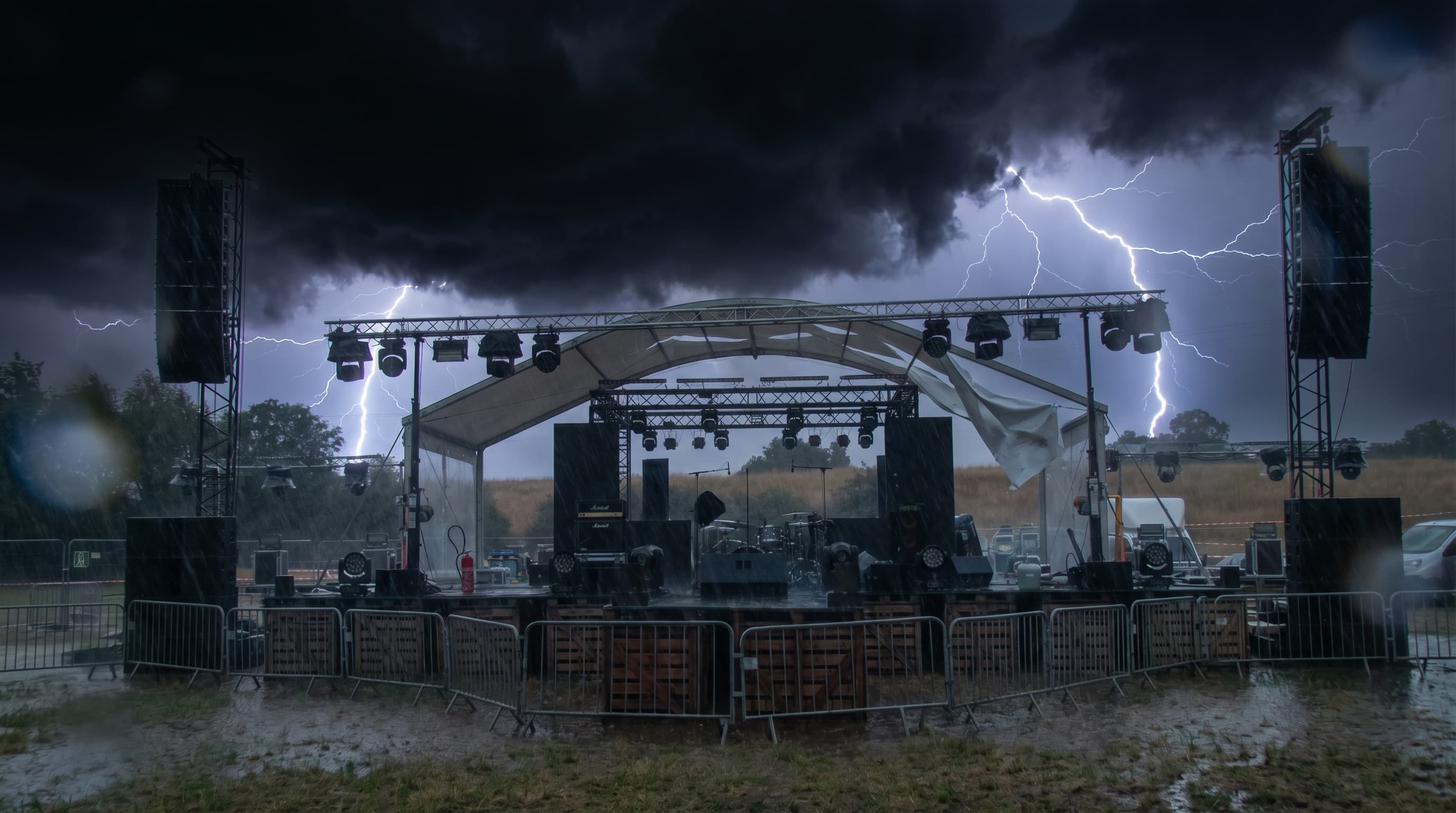 Orage sur la scene du festival Urville 2024