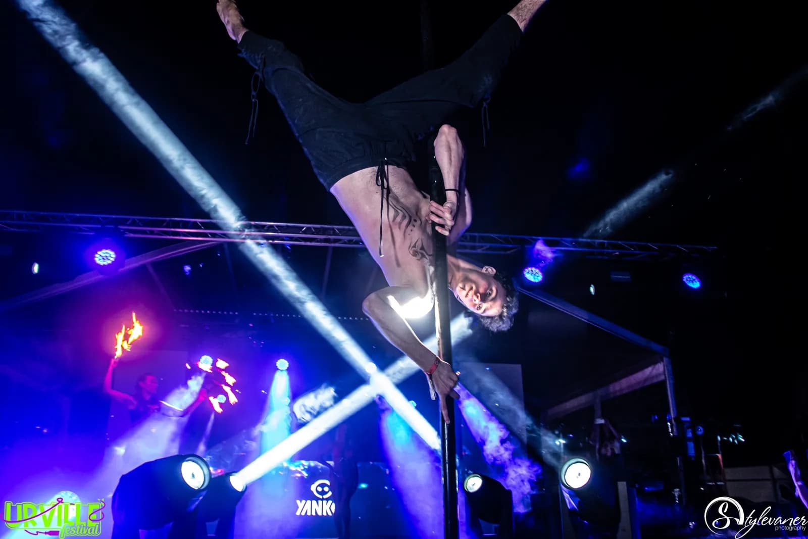 Acrobate sur scene